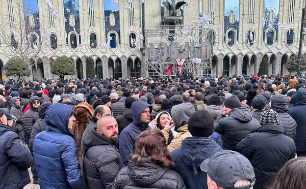 პარლამენტის წინ „ალტ ინფოს“ ორგანიზებით აქცია გაიმართა