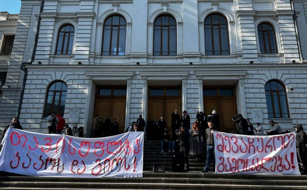 თსუ-ის სტუდენტები კეკელიძის ქუჩაზე დაკავებული აკაკი ჩიქობავასა და გიორგი ხასაიას გათავისუფლების მოთხოვნით აქციას მართავენ