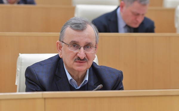 თქვენ სამარცხვინო საქციელი ჩაიდინეთ, ფეხზე არ წამოუდექით საქართველოს პრეზიდენტს, თქვენ აღვივებთ ქვეყანაში კონფრონტაციას - რომან გოცირიძე საპარლამენტო უმრავლესობას