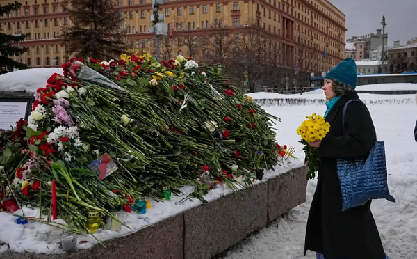 რუსეთში აშშ-ის ელჩმა, ალექსეი ნავალნის ხსოვნის პატივისცემის ნიშნად სოლოვეცკის ქვის მემორიალი ყვავილებით შეამკო