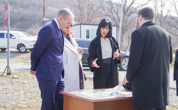 ისლანდიის პრეზიდენტი გუდნი იოჰანესონი სოფელ ოძისში საოკუპაციო ხაზთან იმყოფებოდა
