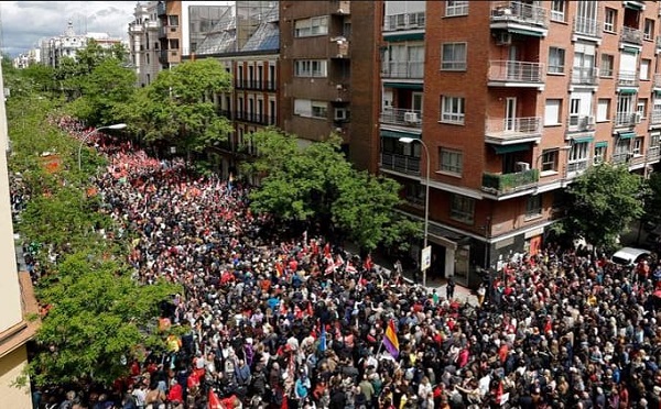 ესპანეთში პრემიერ-მინისტრ, პედრო სანჩესის ათასობით მხარდამჭერი აქციაზე შეიკრიბა და მოუწოდა არ გადადგეს თანამდებობიდან