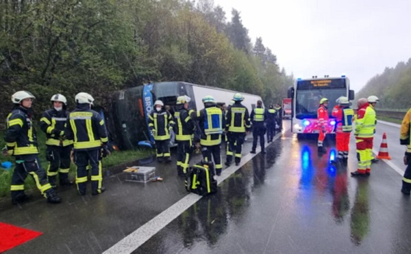 გერმანიაში სკოლის ავტობუსი გადაბრუნდა, დაშავდა 30-მდე ადამიანი