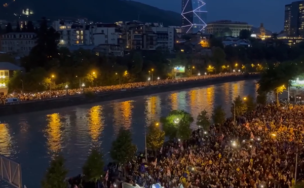 "კი ევროპას! არა რუსულ კანონს!" - თბილისში მასშტაბური ევროპული მარში მიმდინარეობს