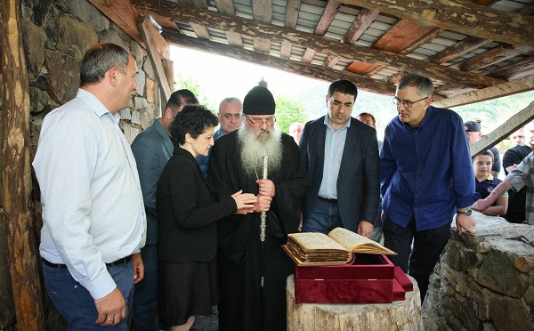 ქურაშის ოთხთავით ვხედავთ იმ სულიერ კავშირს, რომელიც საუკუნეების განმავლობაში, ამ თემის მკვიდრებსა და ღმერთს შორის არსებობდა - შალვა პაპუაშვილი