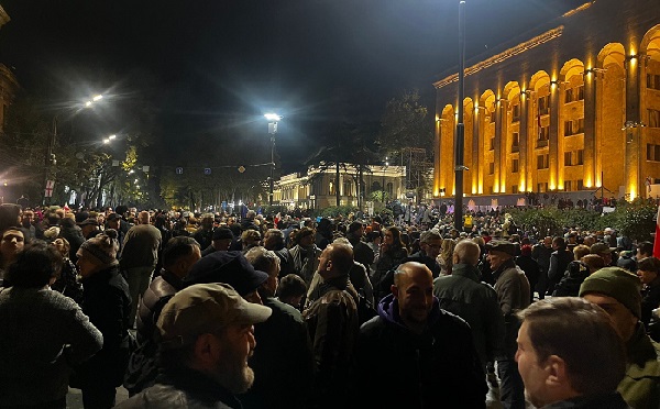 პარლამენტთან საპროტეტსო აქცია დაიწყო