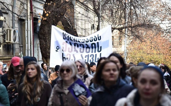 “ბიძინა წადი! მე ვრჩები!” - თბილისში ქალთა მარში მიმდინარეობს