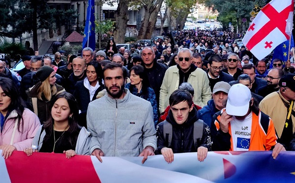 საპროტესტო აქციის მონაწილეები პრეზიდენტის სასახლესთან მივიდნენ