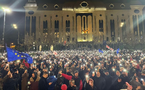 აქციის მონაწილეები „ქართული ოცნების“ ოფისიდან პარლამენტთან მიმდინარე აქციას შეუერთდნენ