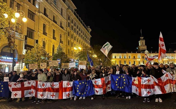 აქციის მონაწილეები მსვლელობით ბარათაშვილის ხიდისკენ მიემართებიან