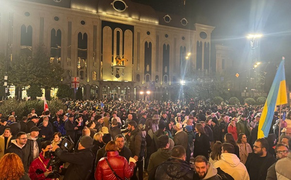 საპროტესტო აქციის მონაწილეებმა რუსთაველის გამზირი გადაკეტეს