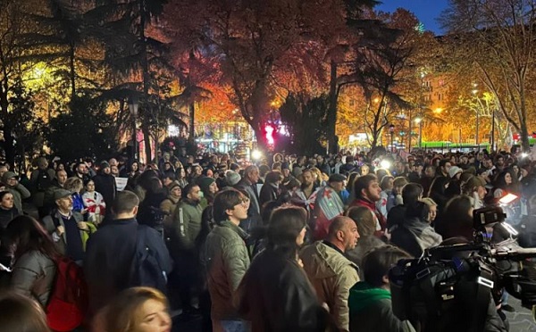 განათლებისა და კულტურის სფეროს წარმომადგენლები თსუ-ში მსვლელობით მივიდნენ, საიდანაც 21:00 საათზე, რესპუბლიკის მოედანზე დაგეგმილ აქციას შეუერთდებიან