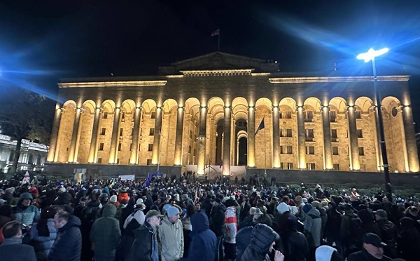 რუსთაველის გამზირი გადაკეტილია, პარლამენტის წინ მოქალაქეები იკრიბებიან