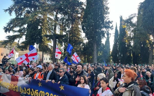 აქციის მონაწილეები მსვლელობით პრეზიდენტის სასახლისკენ მიემართებიან