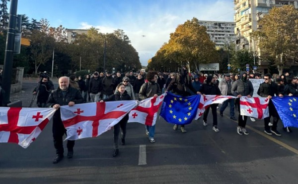 ოპოზიციის ლიდერები მხარდამჭერებთან ერთად მსვლელობას მართავენ