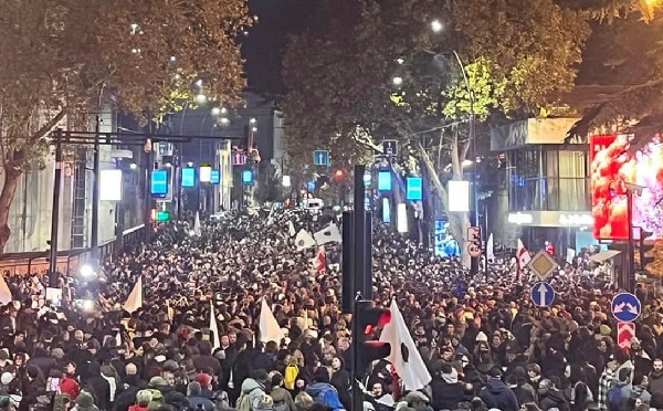 დავბანაკდებით ისევ აქ - თსუ-სთან საპროტესტო აქცია გრძელდება