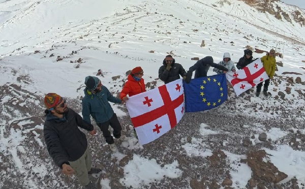 მეტეოსადგურზე, ზღვის დონიდან 3 676 მეტრზე საქართველოსა და ევროკავშირის დროშებით ჯაჭვი გააკეთეს