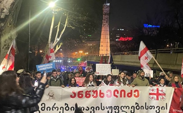 გმირები თავისუფლებისთვის - „ანწუხელიძის მარშის“ მონაწილეები მსვლელობით პარლამენტისკენ მიემართებიან