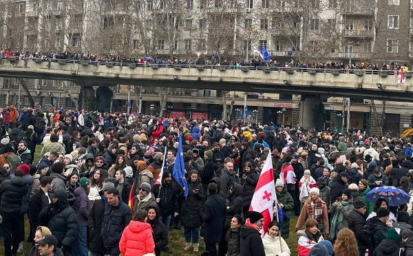 „ერთობის ჯაჭვის“ მონაწილეეები პარლამენტისკენ მიემართებიან