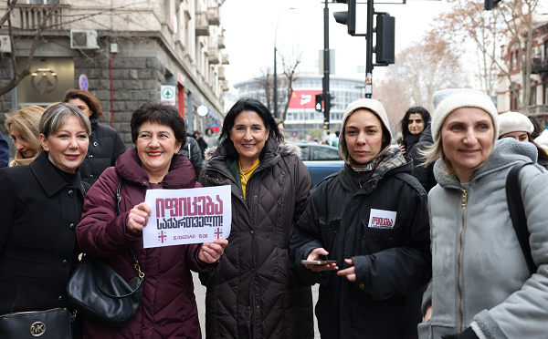 პრეზიდენტი დგას ხალხის გვერდით, რომელიც იფიცება და რომელიც ძალიან სწორ ბრძოლაში არის ჩართული - სალომე ზურაბიშვილი