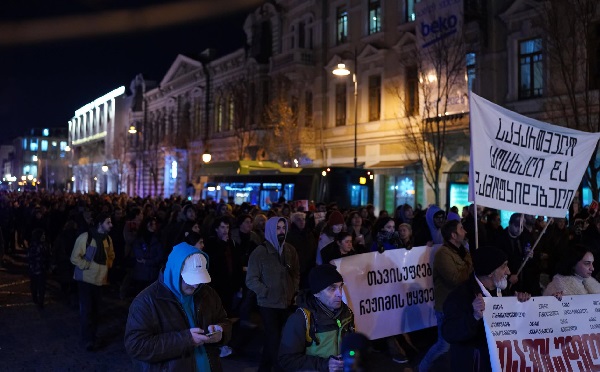 თბილისში პროევროპულ აქციებზე დაკავებულთა მხარდამჭერი მსვლელობები იმართება