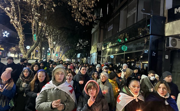 ვაკის სამების ტაძრიდან მოქალაქეები ქაშუეთის ტაძრისკენ მიემართებიან