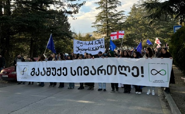 „გააშუქე სიმართლე“ - თავისუფალი და აგრარული უნივერსიტეტების სტუდენტები და ლექტორები მსვლელობას მართავენ