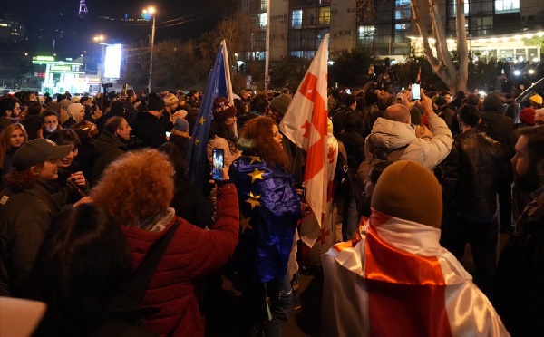 საზოგადოებრივ მაუწყებელთან აქცია მიმდინარეობს, კოსტავას გამზირი გადაკეტილია