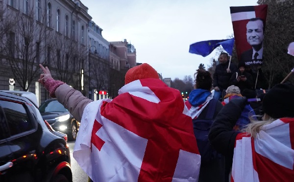 მოქალაქეები 6 სხვადასხვა ადგილიდან მარშით გმირთა მოედნისკენ მიემართებიან