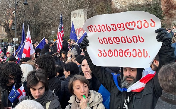 ევროპის მოედანზე მოქალაქეები იკრიბებიან, საიდანაც თავისუფლების მოედნისკენ საპროტესტო მარშით გაემართებიან