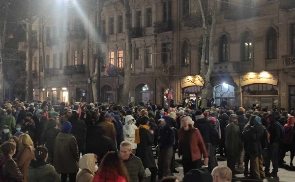 თეატრალურ უნივერსიტეტთან სტუდენტების სოლიდარობის აქცია მიმდინარეობს - რუსთაველის გამზირი გადაკეტილია