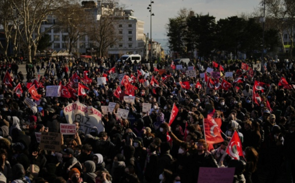 სტამბოლში მესამე დღეა ოპოზიციონერი მერის, ეკრემ იმამოღლუს დაკავების გამო საპროტესტო აქციები იმართება