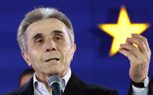 აშშ-ის ელჩს პრემიერთან შეხვედრა შევთავაზეთ, თუმცა უარი განაცხადა, აქედან გამომდინარე, ჩემთან შეხვედრის მოთხოვნას აქვს ერთადერთი ახსნა, რომ შეხვედრას მხოლოდ პირადი შანტაჟის ფონზე აქვს ფასი - ბიძინა ივანიშვილი