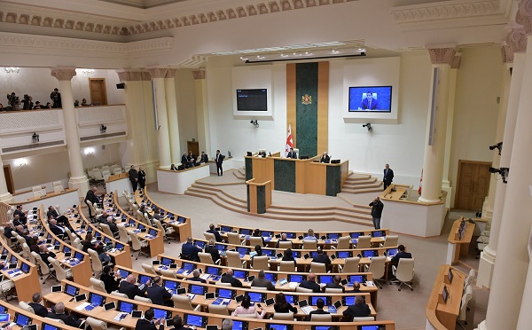 პარლამენტმა იუსტიციის უმაღლესი საბჭოს მიერ უზენაესი სასამართლოს მოსამართლეობის პოსტზე წარდგენილ არჩილ კოჭლამაზაშვილს მხარი დაუჭირა