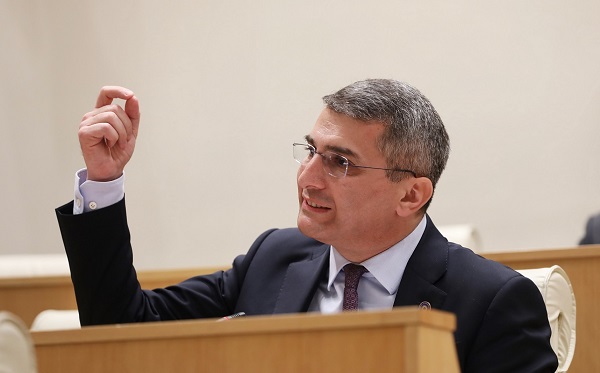უკადრებელი იკადრა, როდესაც საქართველოს სჭირდება პარტნიორებთან ამ გაურკვეველ ურთიერთობებში მისი როლი, ურეკავენ და მაინც, ფეხებზე იკიდებს, მაშინ უნდა იფიქროს, რომ სახვეწნელად გაუხდება საქმე - მდინარაძე პოლოლიკაშვილზე