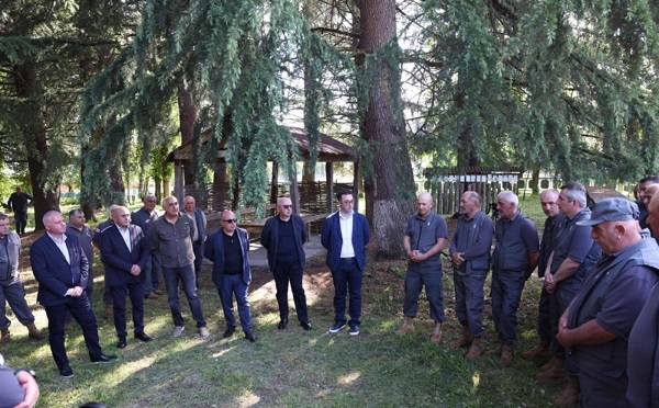 დავით სონღულაშვილი ყვარელში სატყეო სამსახურის თანამშრომლებს შეხვდა და მათ სამუშაო პირობებს  ადგილზე გაეცნო