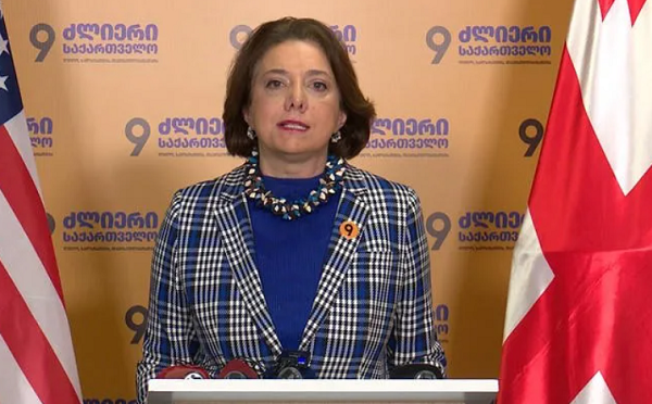 აღშფოთება და “თავად დასრულდებიან მალე,“ არ დაამარცხებს რეჟიმს, ან მოულოდნელ სვლებით სიარულს შევძლებთ და გავიმარჯვებთ, ან მივყვებით გზას, რომელიც წინასწარ დანაღმულია, ბოლოს კი, “ბელარუსიზაციაა” - უფრო ღარიბი და საშიში - სამადაშვილი