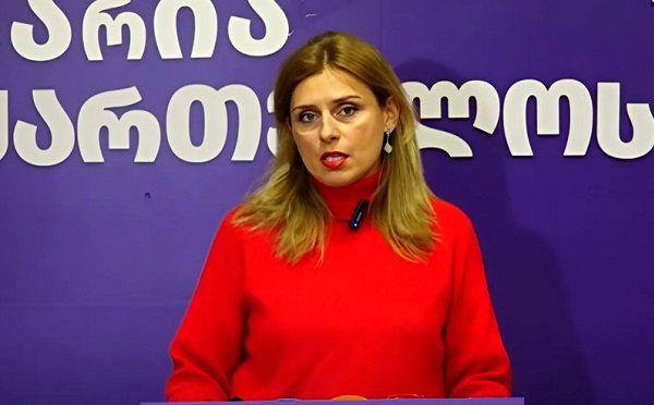 კობახიძე, რომელიც 26 მაისს აუზზე გარუჯვას ამჯობინებდა, არაფერი ესაქმება ამ დღესთან - თეონა აქუბარდია