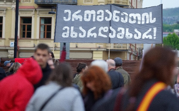 ორბელიანის მოედანზე 10 პროფკავშირის წარმომადგენლები და მშრომელთა სხვადასხვა ჯგუფები აქციას მართავენ