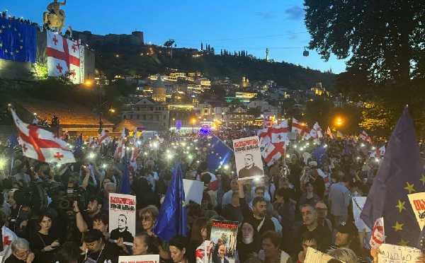 ევროპის მოედანზე აქცია დასრულდა, აქციის მონაწილეები მსვლელობით რუსთაველის გამზირისკენ მიემართებიან