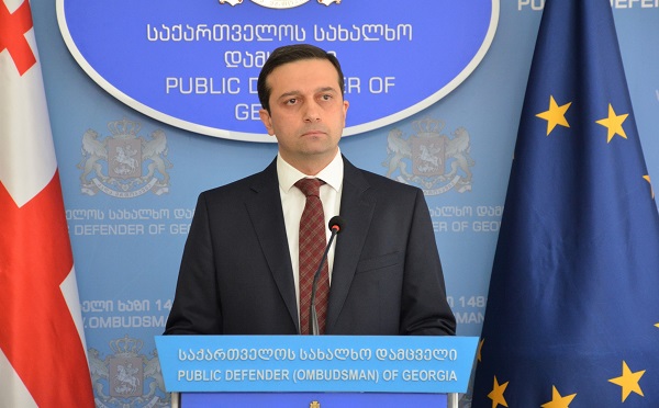 ერთ-ერთ მათგანს სხეულზე აღენიშნებოდა ხილული დაზიანებები - სახალხო დამცველის წარმომადგენლებმა 22 მაისს თბილისის საქალაქო სასამართლოსთან დაკავებული ორი პირი მოინახულეს