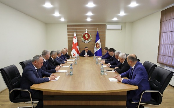 ვახტანგ გომელაურმა აჭარის პოლიციის დეპარტამენტის დანაყოფების ხელმძღვანელებთან სამუშაო თათბირი გამართა