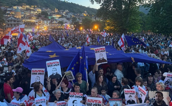 „ძალა ევროპაშია, ძალა ერთობაშია“ - მსვლელობების მონაწილეები ევროპის მოედანზე შეიკრიბნენ