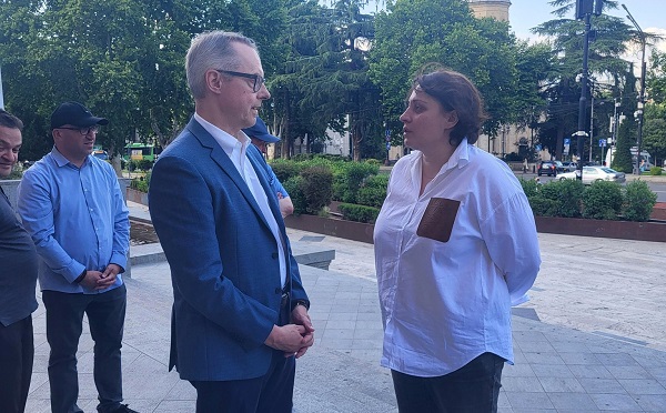 ადამიანური ემპათიაა, მოშიმშილე პოლიტიკოსებს ესაუბრო, „თუ ჩვენთან არ ხარ, ჩვენი მტერი ხარ“ გარემოს პოპულარიზება ხდება, ეს მენტალიტეტი „2030 წლისთვის გაწევრიანებას“ ილუზიად აქცევს - პეტერ ფიშერი