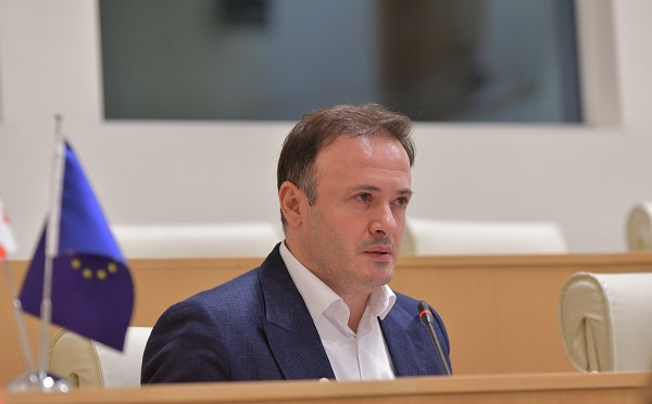 დღეს ჩვენი მოსახლეობა პარლამენტში ისმენს ინფრასტრუქტურული პროექტების რეაბილიტაცია როგორ უნდა მოხდეს, ხოლო ჩვენი ქვეყნის ირგვლივ, იქაურ მცხოვრებლებს პრობლემა აქვთ, როგორ გადარჩნენ, ომია და ცეცხლი ჩვენ სამეზობლოში - ირაკლი ზარქუა