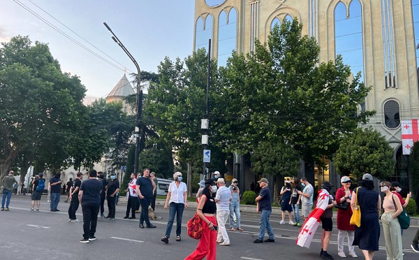 პარლამენტთან აქცია მიმდინარეობს, რუსთაველის გამზირი გადაკეტილია