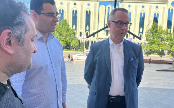 რუსთაველის გამზირზე, მოშიმშილეებთან გერმანიის ელჩი, პეტერ ფიშერი მივიდა