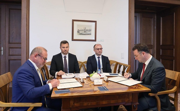უნგრეთში ოფიციალური ვიზიტის ფარგლებში, დავით სონღულაშვილი უნგრეთის ენერგეტიკის მინისტრ ჩაბა ლანტოს შეხვდა. მხარეებმა თანამშრომლობის მემორანდუმი გააფორმეს