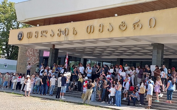 თელავში, მათე დევიძის მხარდამჭერი აქცია მიმდინარეობს