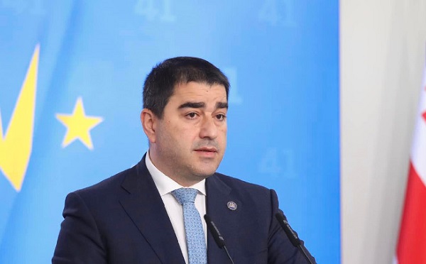მასპინძელი ხელისუფლების პარტიად მოხსენიებას, უმჯობესი იქნებოდა, თუ ბრიტანეთის ელჩი გასცემდა პასუხს, რატომ აპირებდა ექსტრემისტული დღის წესრიგის „ევრონაცების“ დაფინანსებას - შალვა პაპუაშვილი